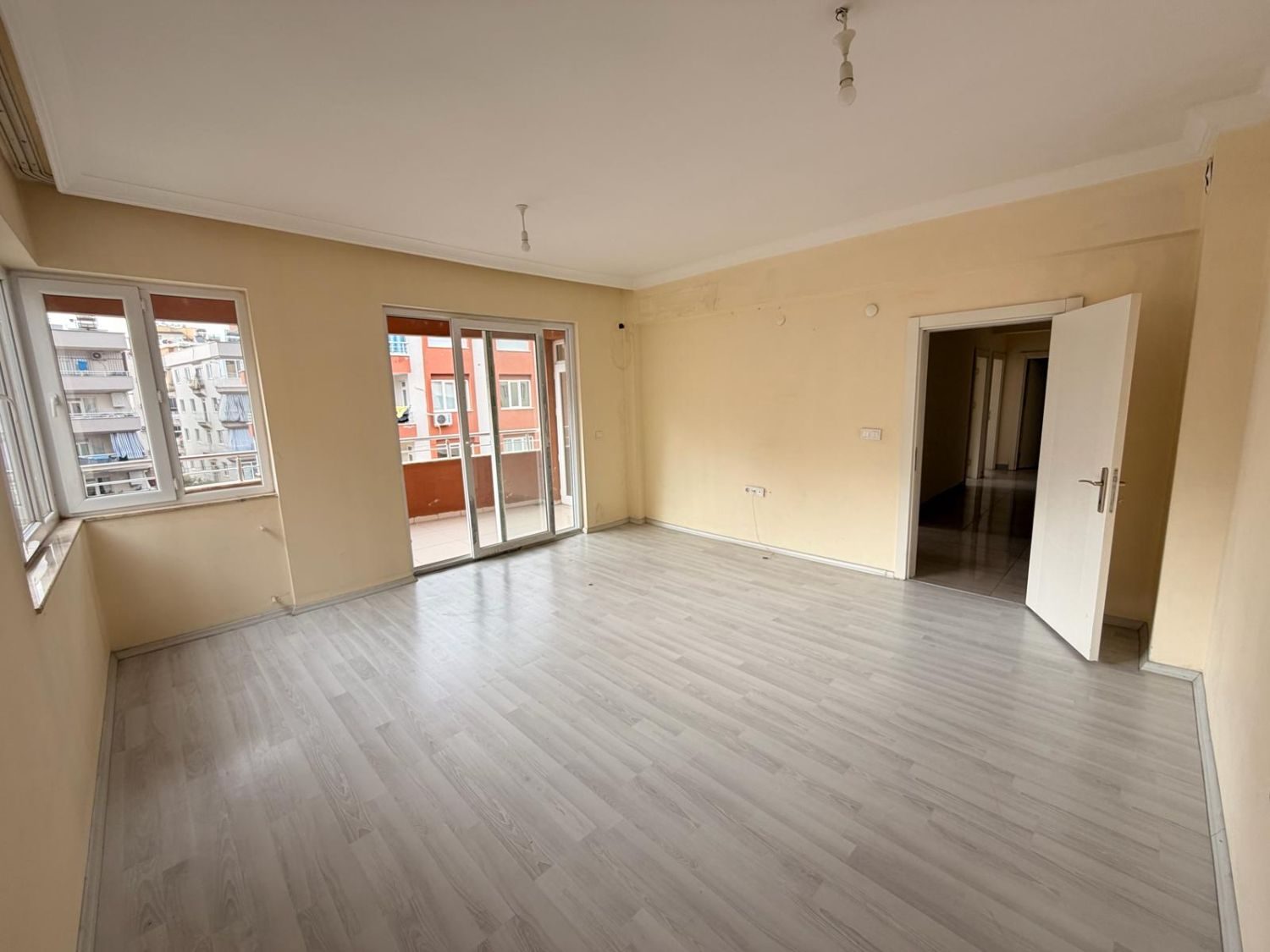 Kızılarık’ta Site İçinde Satılık 2+1 Ferah Daire – Çift Balkonlu - Resim 2