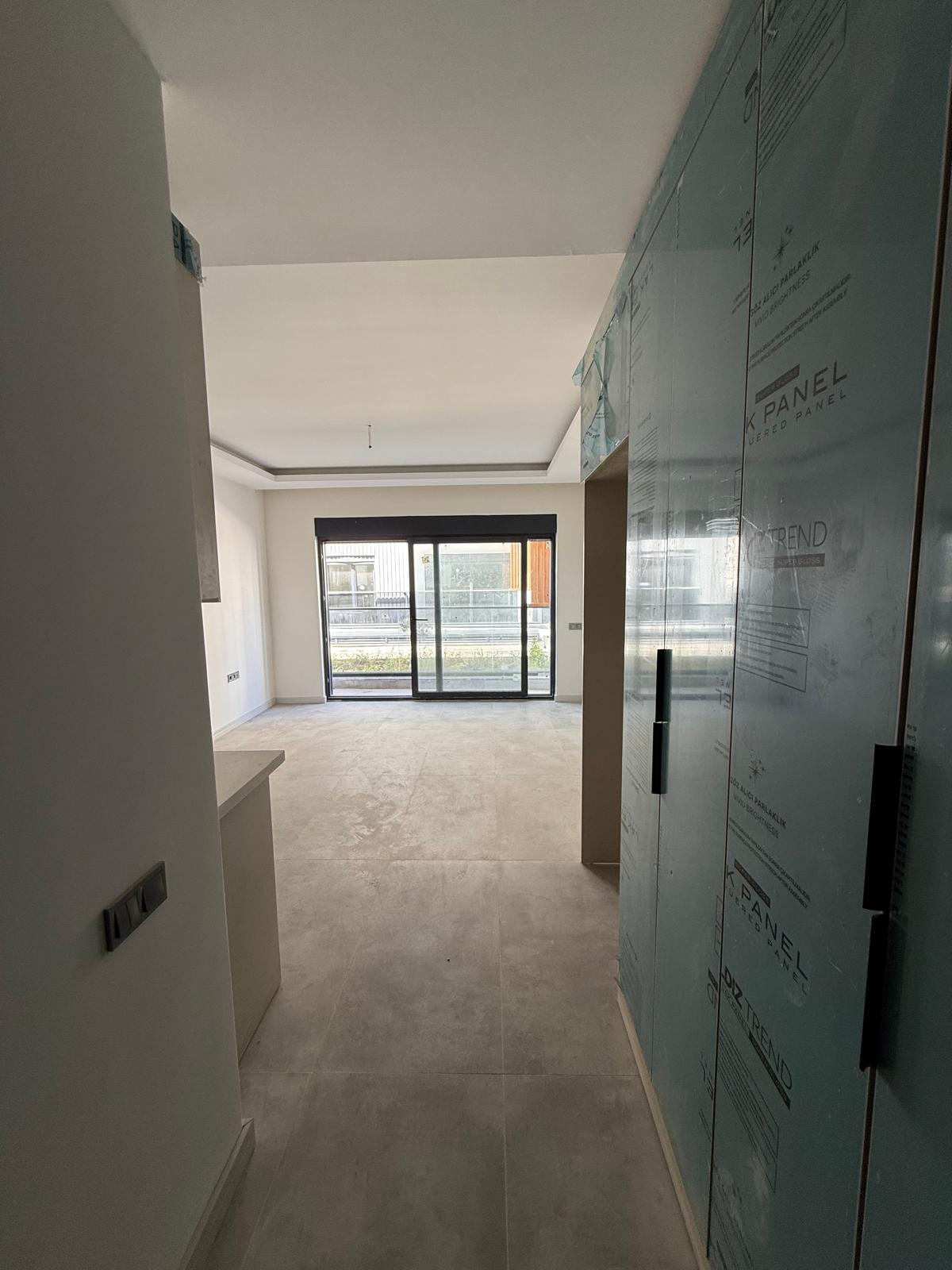 Triada Akdeniz’de Kiralık 1+1 Sıfır Daire | Havuzlu Site, Otoparklı, Güvenlikli - Resim 11