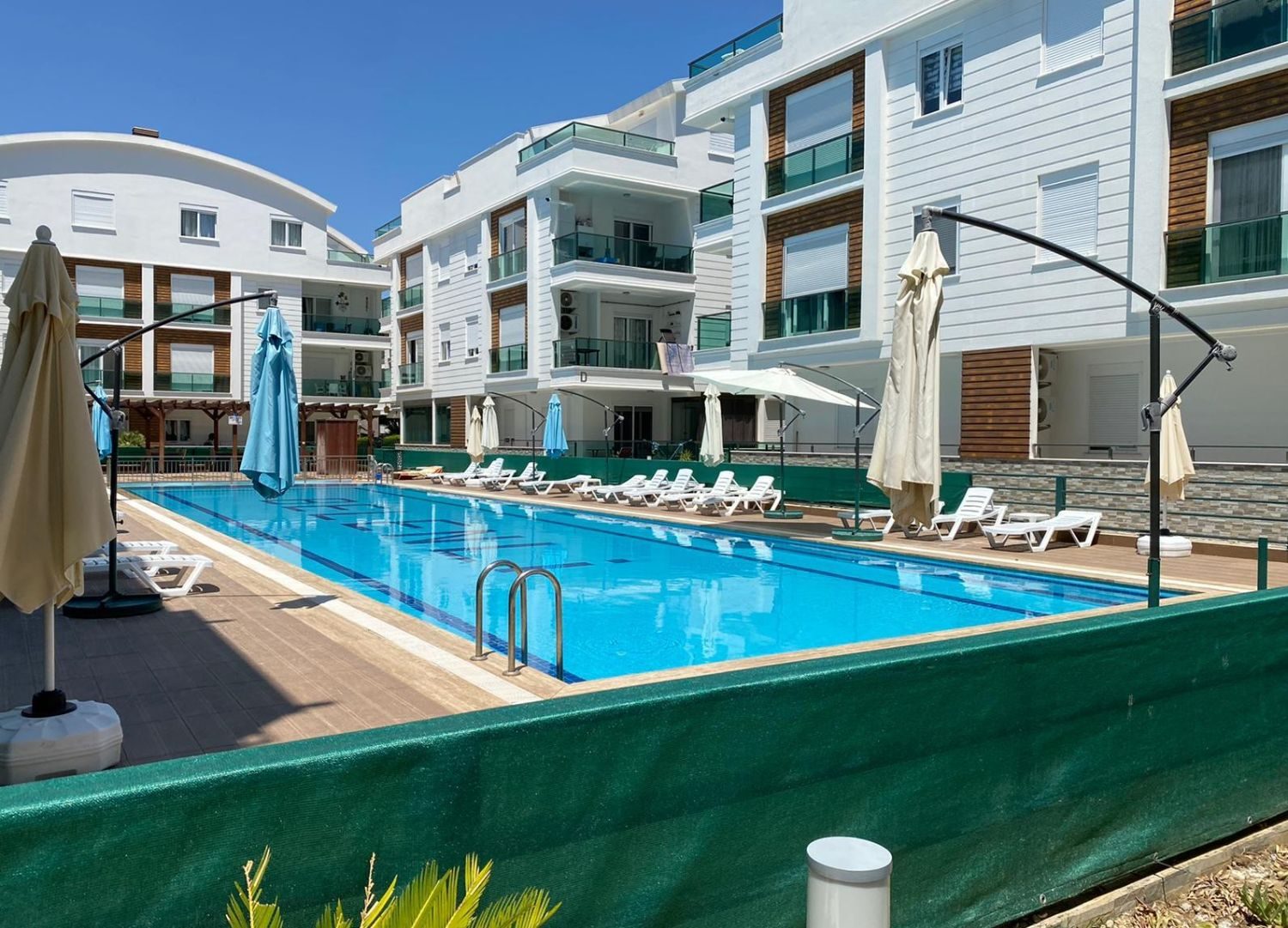 Konyaaltı Sarısu Green Valley’de Havuz Cepheli Eşyalı 2+1 Kiralık Daire