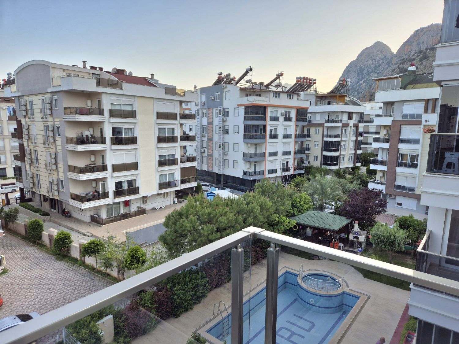 Hurma Mahallesi’nde Full Eşyalı 2+1 Daire – Havuz ve Dağ Manzaralı - Resim 19