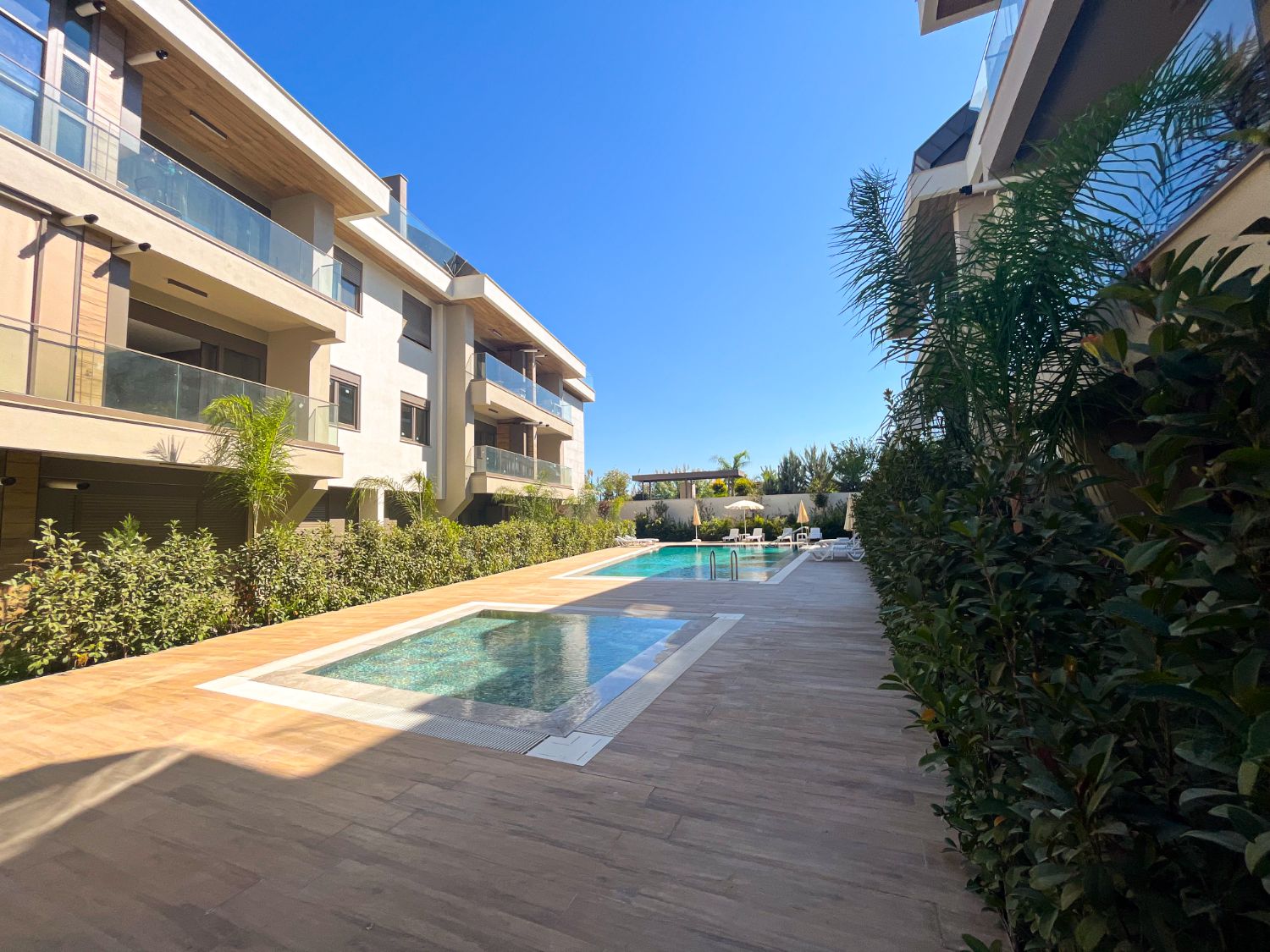 Luxury 3+1 Duplex in Güzeloba – Pool, Terrace, Brand New - Resim 2