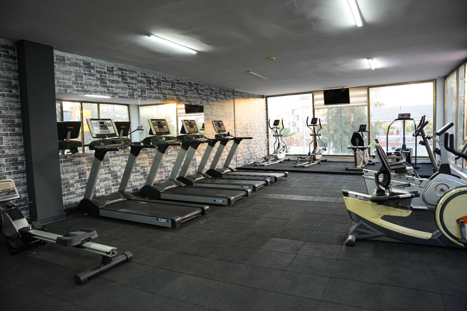 Fully Equipped 3-Storey Gym for Lease in Kepez – 1000 m² - Resim 6