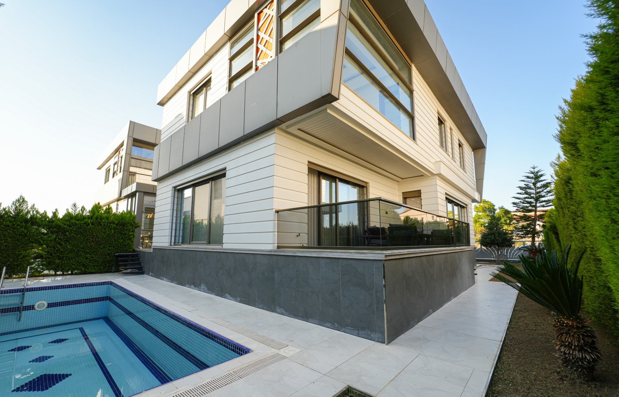 Kemerağzı Esilara Sitesi’nde Asansörlü, Çift Havuzlu 3+1 Satılık Villa