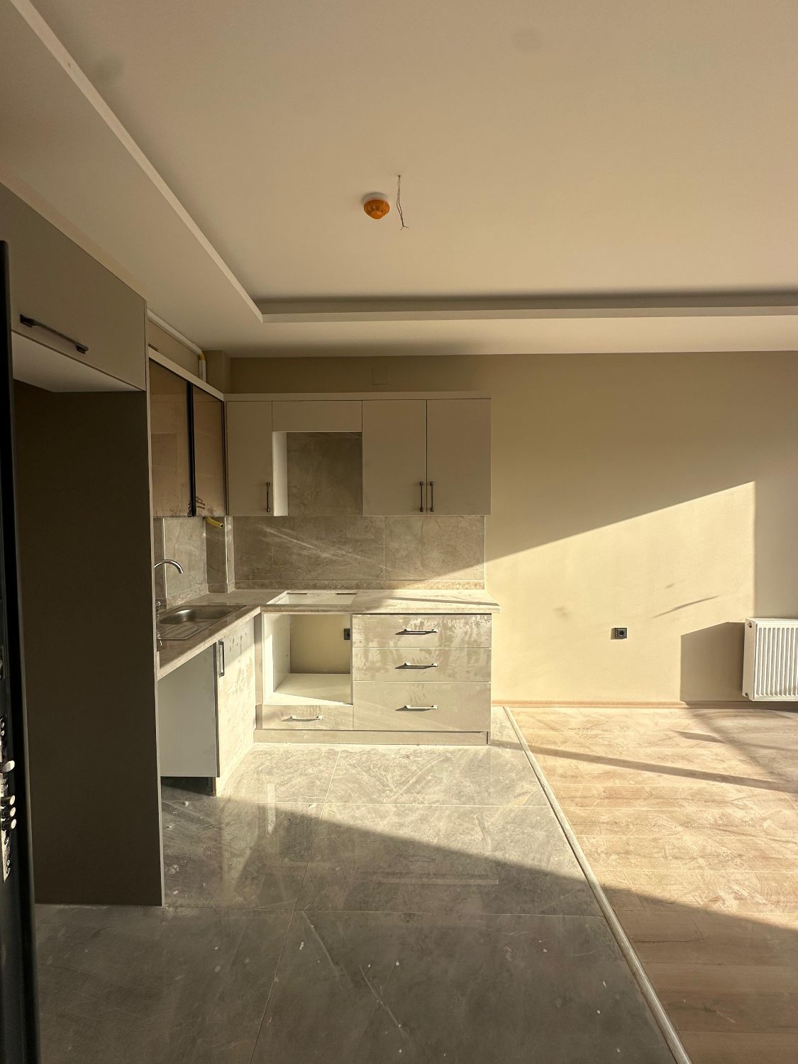 Mersin Lavinya Astoria’da 1+1 Lüks Kiralık Daire | Havuzlu & Güvenlikli - Resim 2