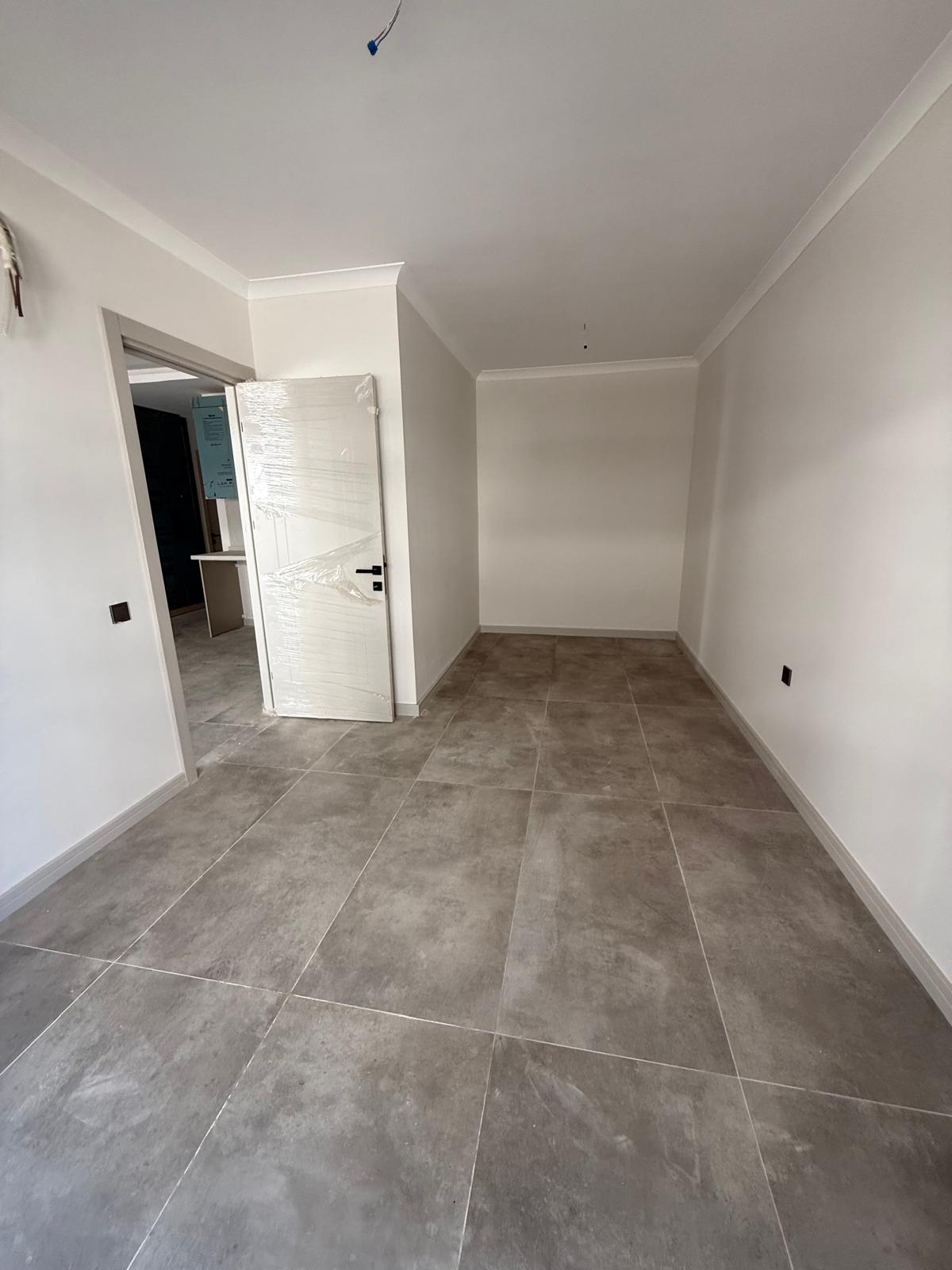 Triada Akdeniz’de Kiralık 1+1 Sıfır Daire | Havuzlu Site, Otoparklı, Güvenlikli - Resim 7