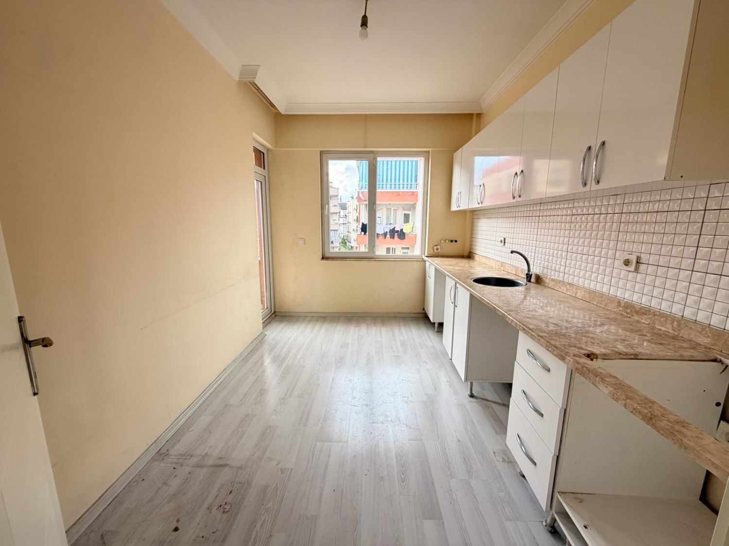 Kızılarık’ta Site İçinde Satılık 2+1 Ferah Daire – Çift Balkonlu - Resim 5