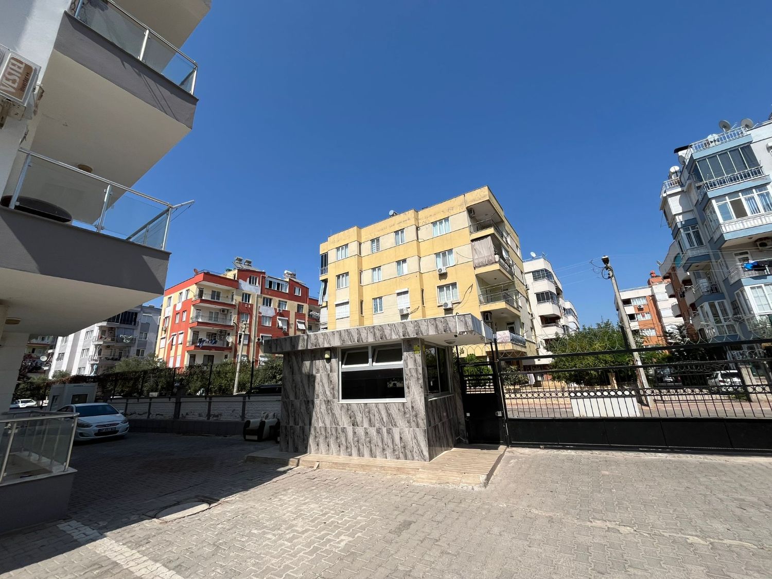 Furnished 3+1 Apartment in Kızılarık Yonca Site 2 – Pool, Parking & Spacious Design - Resim 3